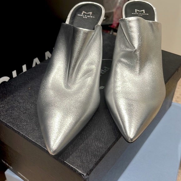 Silver Marc Fisher mules size 10 - Picture 3 of 4